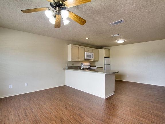 2nd image of 200 Parkview Est APT 62