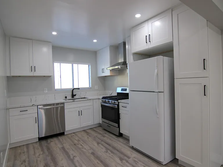 120 Roswell Ave #12 — Photo 45