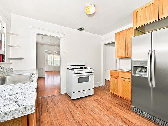 5th image of 824 N Ridgewood Pl