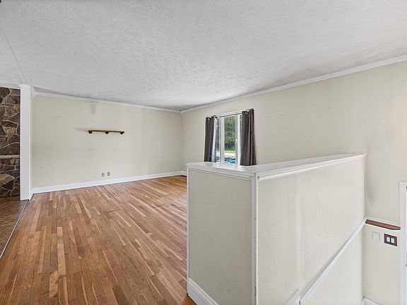 4th image of 202 Blueberry Ln