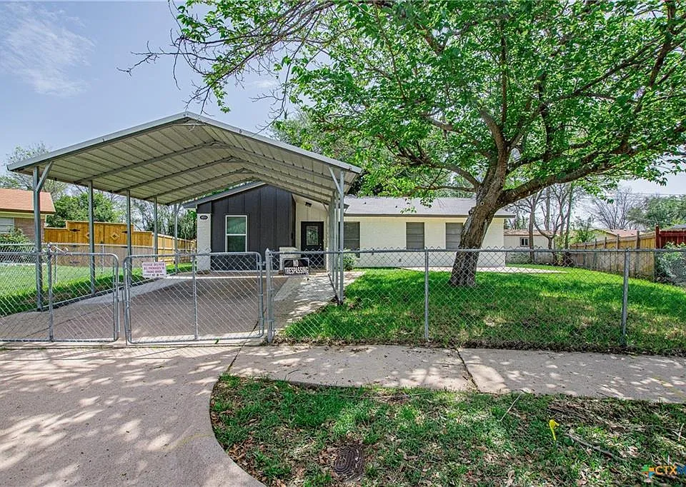 2313 Debra Cir