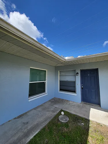 406 NE 24th Pl Photo 1