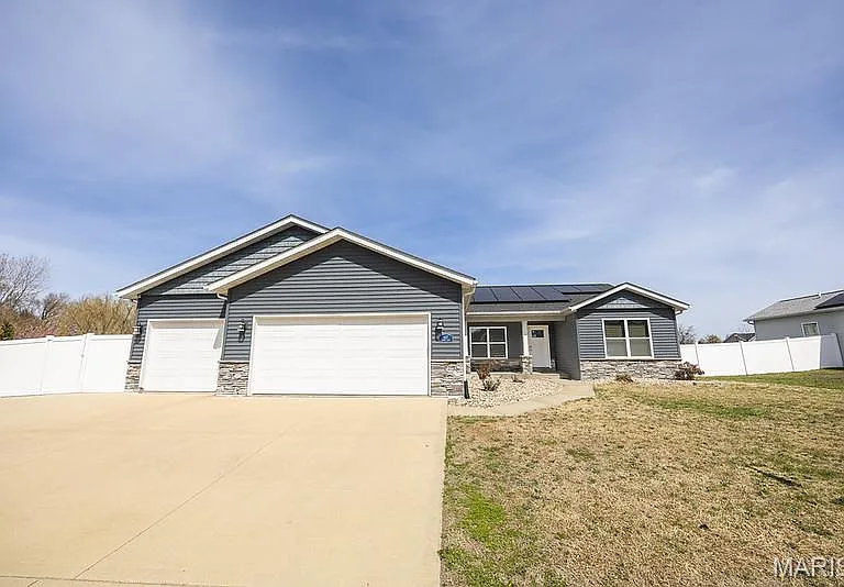 407 Sammy Ln — Photo 1