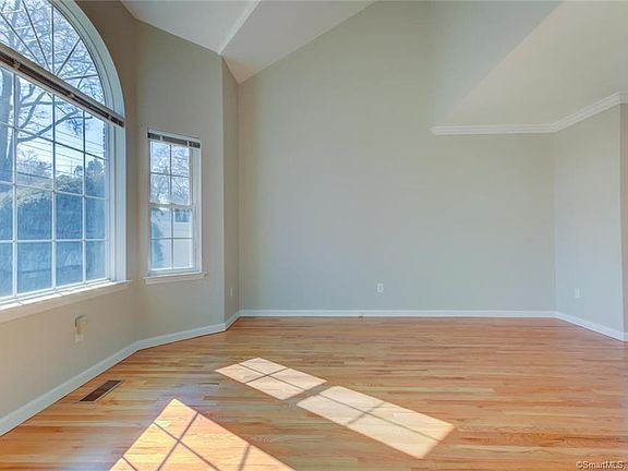 5th image of 534 Newfield Ave