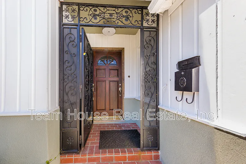 3 bed, 2.0 bath, 1461 sqft, $3,695 — Photo 3