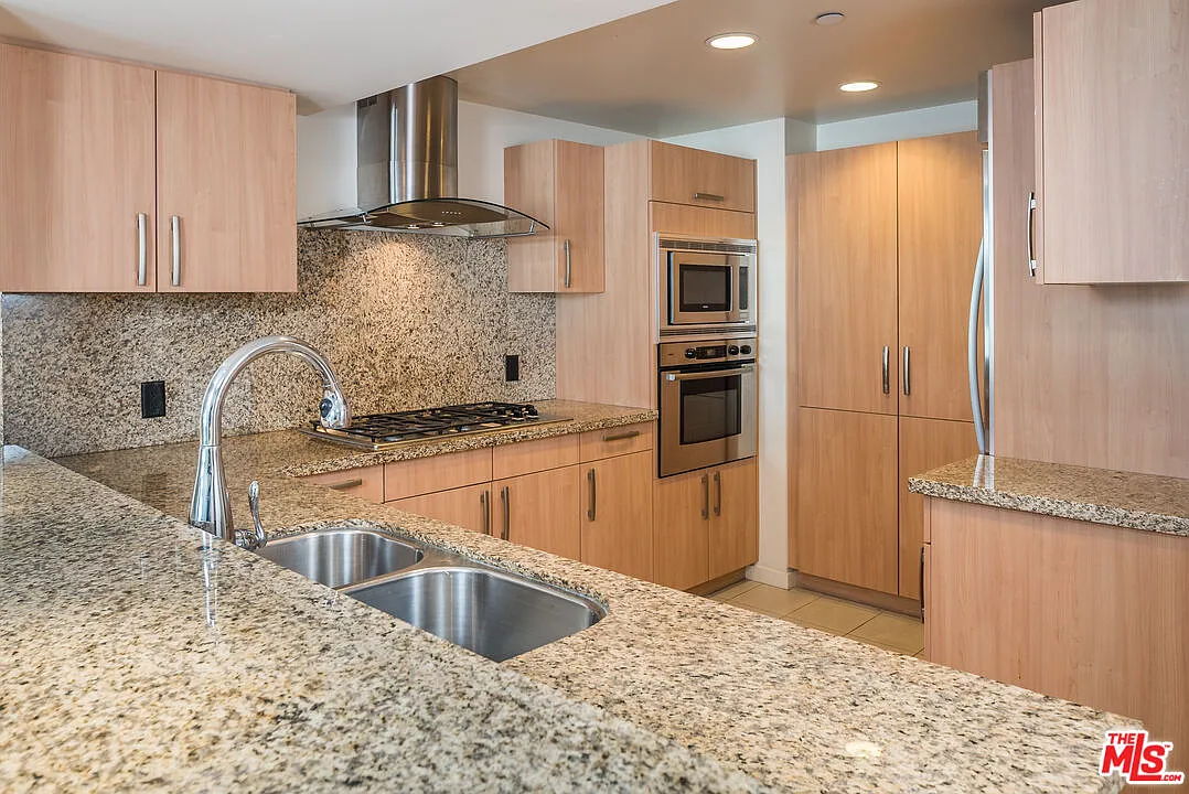2 bed, 2.0 bath, 1584 sqft, $6,400 — Photo 3