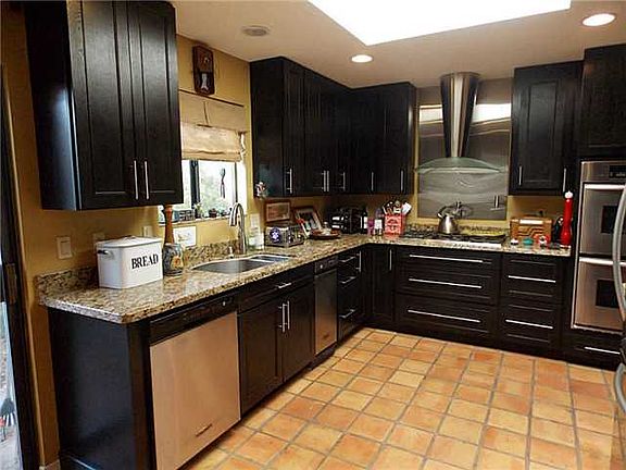 5th image of 813 Lakeway Dr
