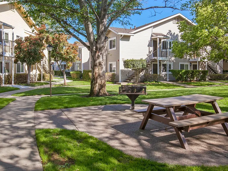 Cypress Pointe Apartments — Photo 11