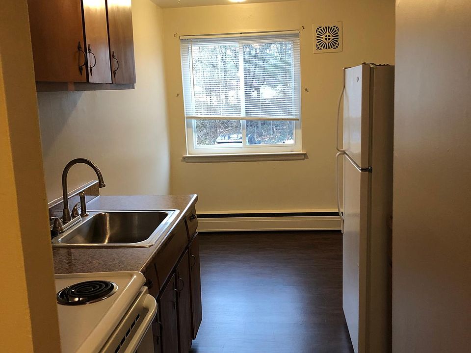 Eat-in Kitchen with newer stove, flooring and counter top