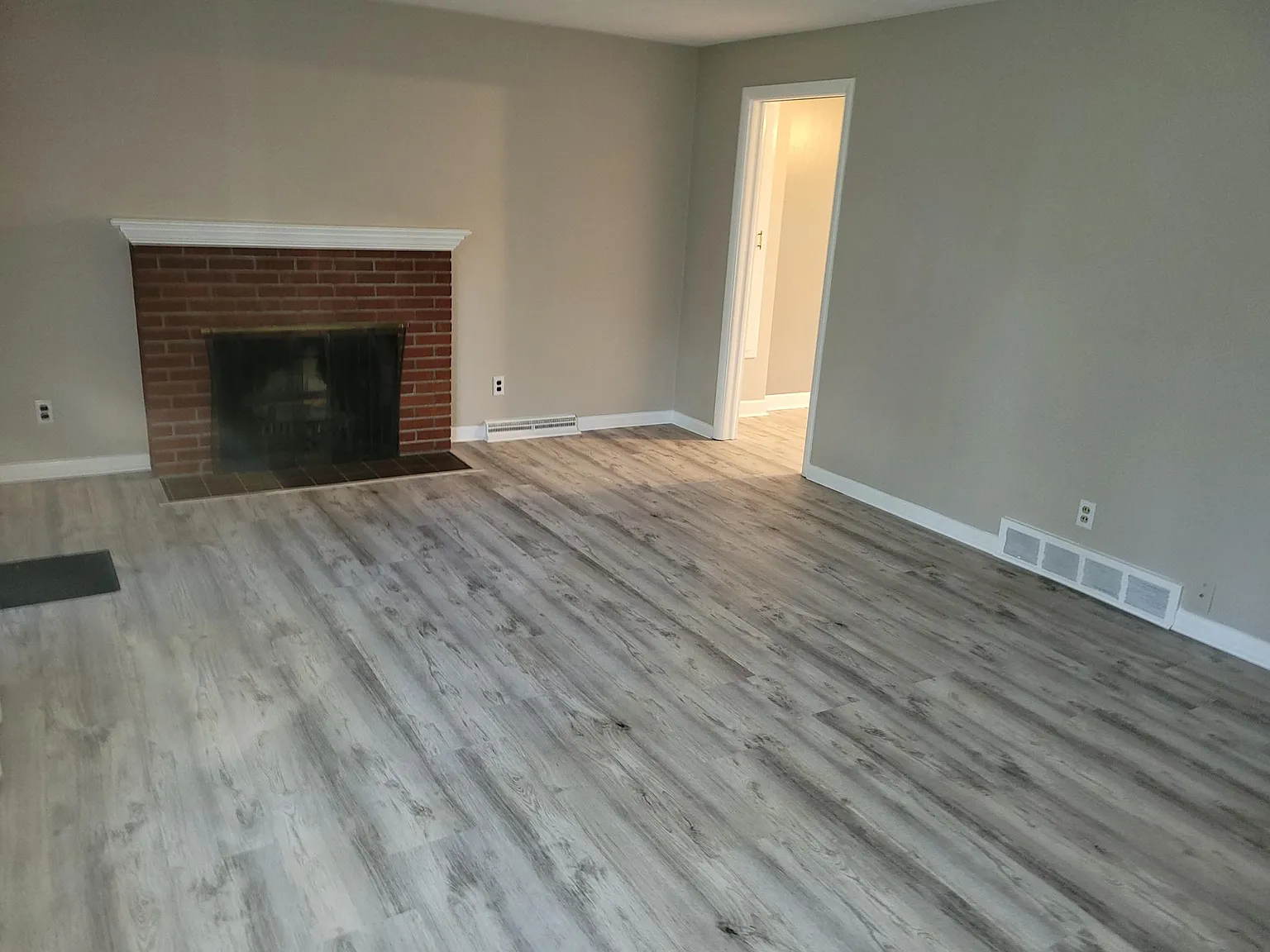 300 Sunnyside Dr — Photo 3
