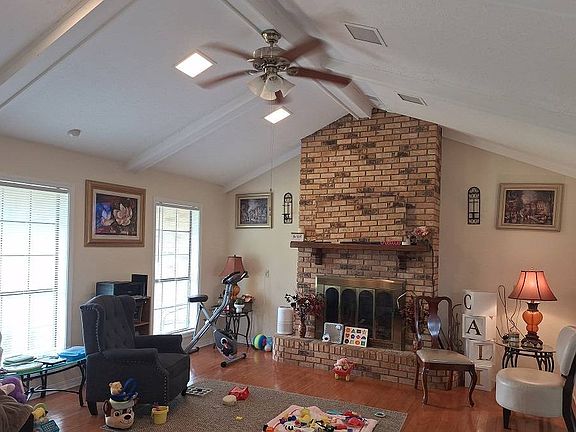 3rd image of 106 Crestline Dr