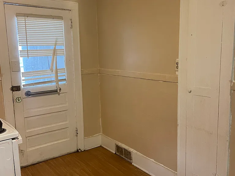 907 Monroe St #2 — Photo 4