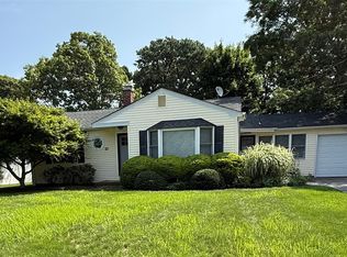 25 Huckleberry Ln, Hampton Bays, NY 11946
