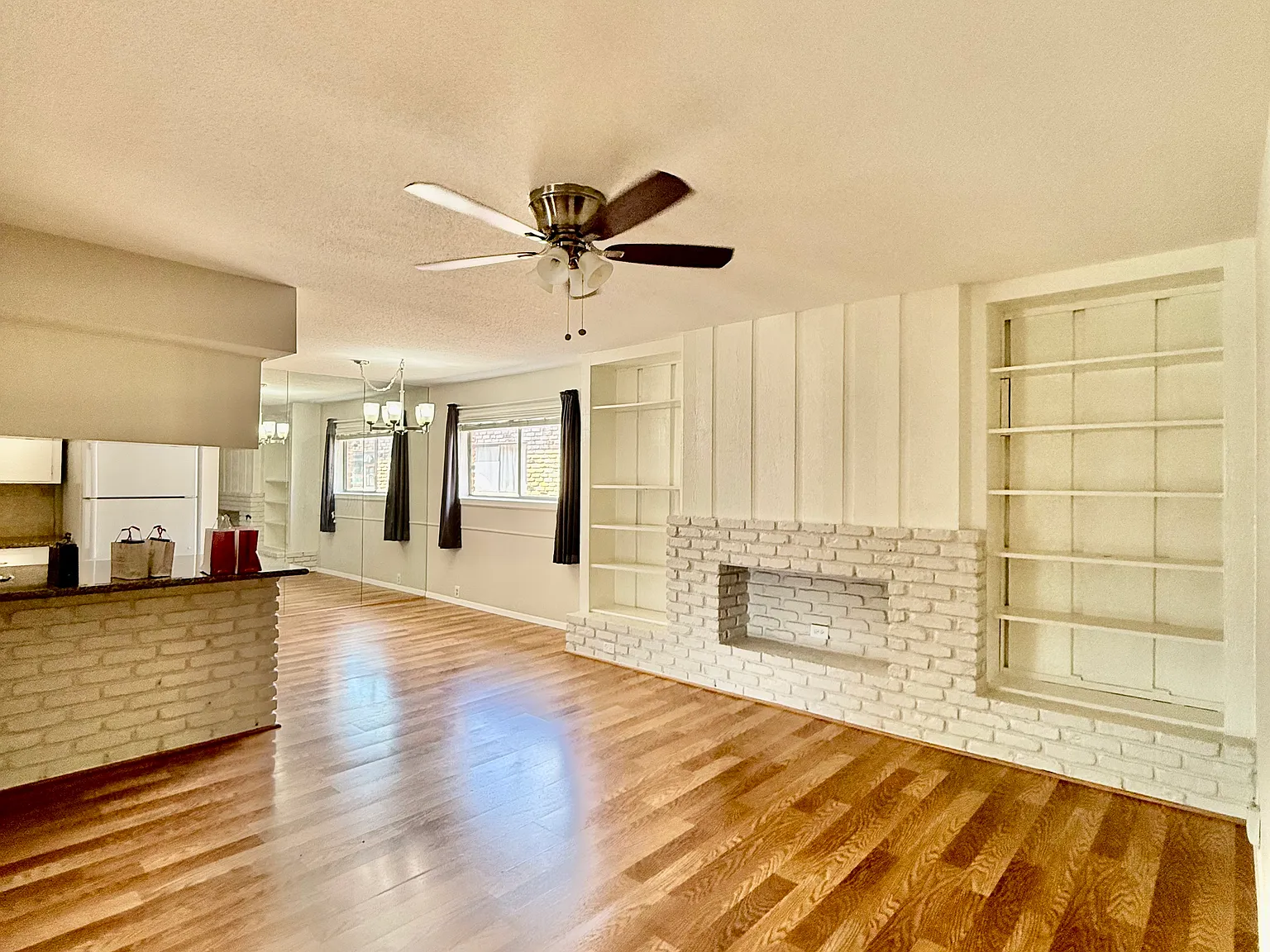 2101 Fountain View Dr — Photo 2