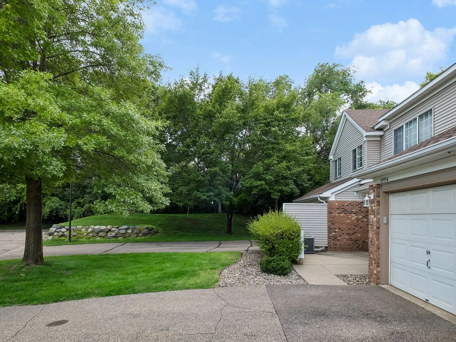 2 bed, 1.5 bath, 1258 sqft, $1,995 — Photo 3