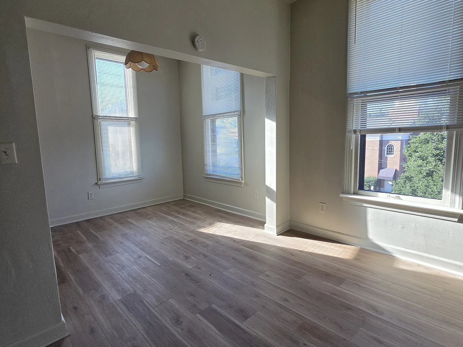 1 bed, 550 sqft, $985 — Photo 2