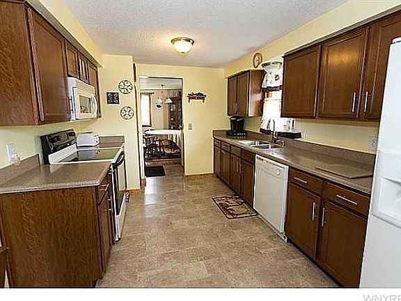 4th image of 174 McNaughton Ave