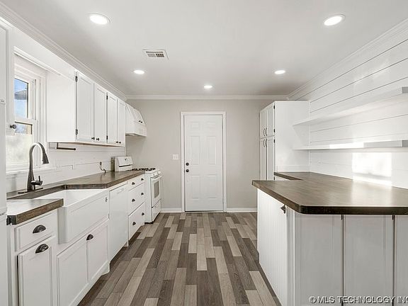 3rd image of 152 Gardenia Cir