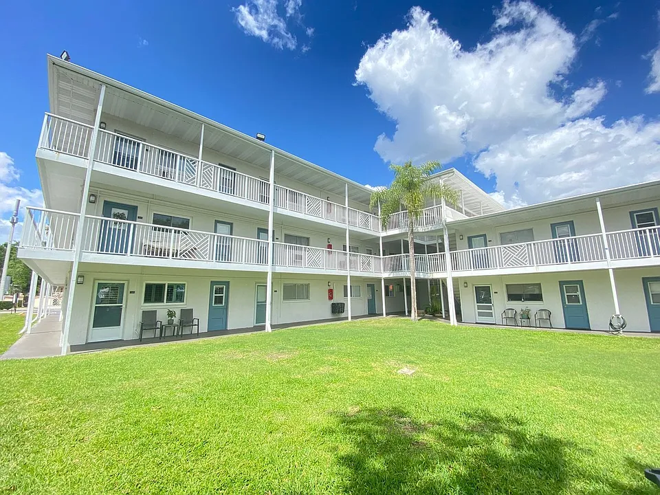 320 Lakeview St #207
