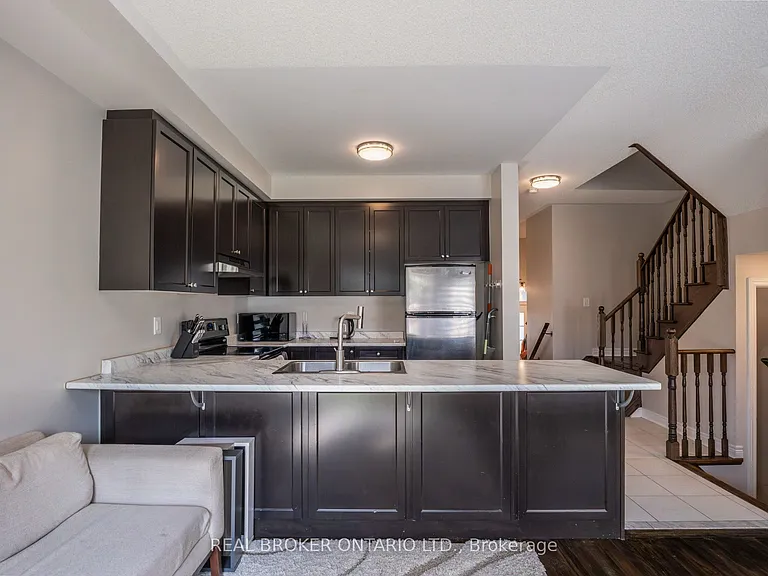 63 Forsyth Cres — Photo 5