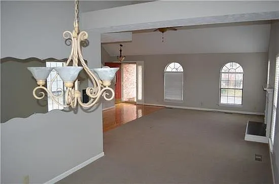 4 bed, 2.5 bath, 2327 sqft, $2,395 — Photo 4