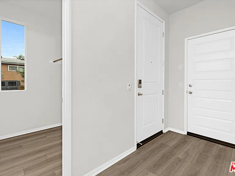 220 Lockhart Way — Photo 4