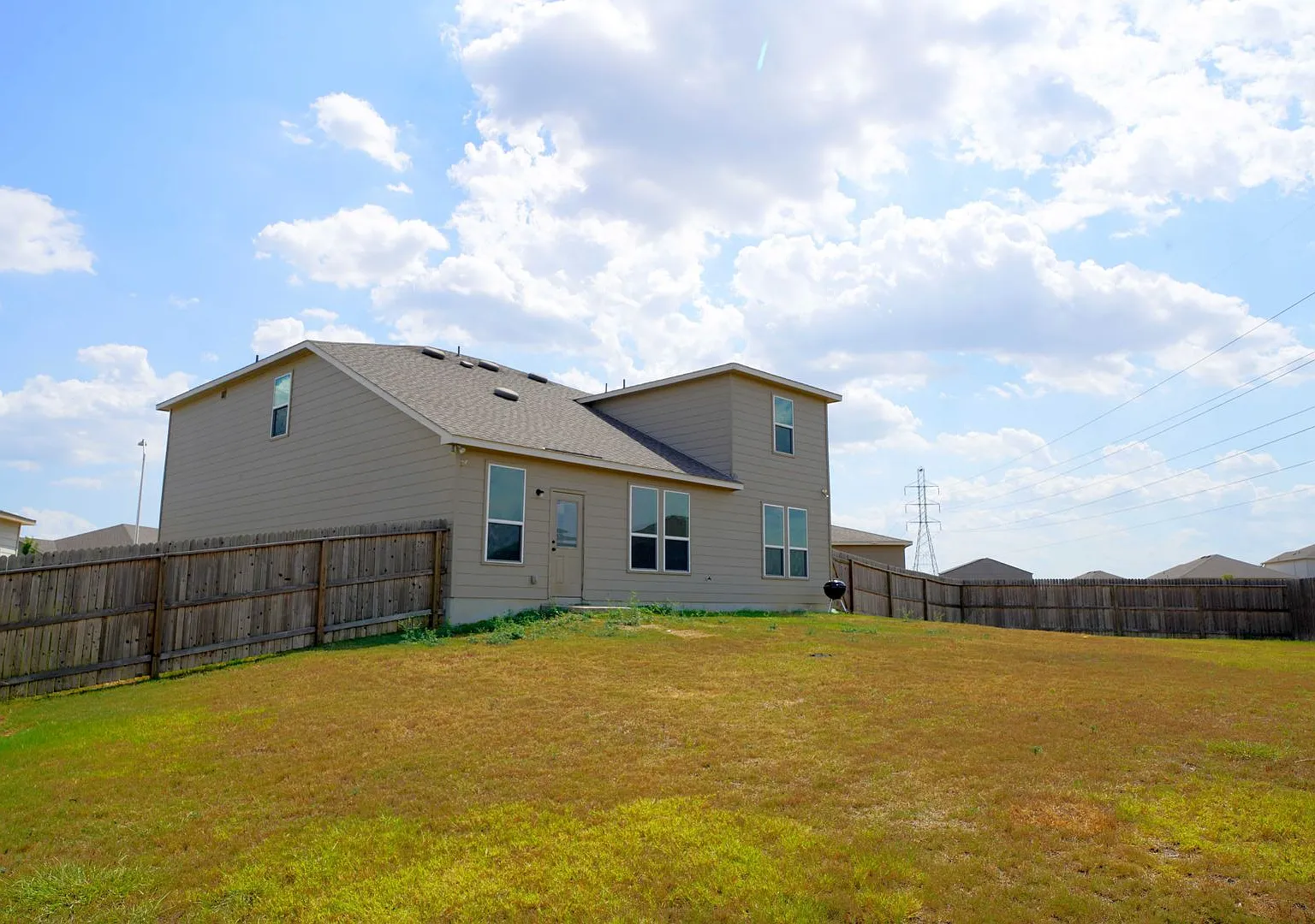 Spacious 5-Bedroom Home with Game Room - Realtor Commission: $500 — Photo 3