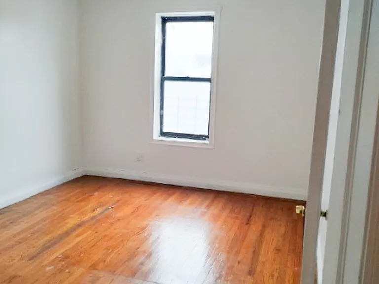 3560 Olinville Ave #4K — Photo 2