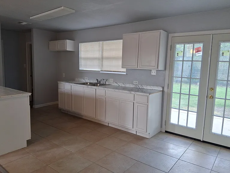 415 Andricks Dr — Photo 2