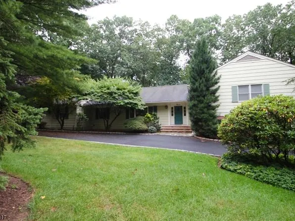 12 Shawnee Trl, Montville, NJ 07045
