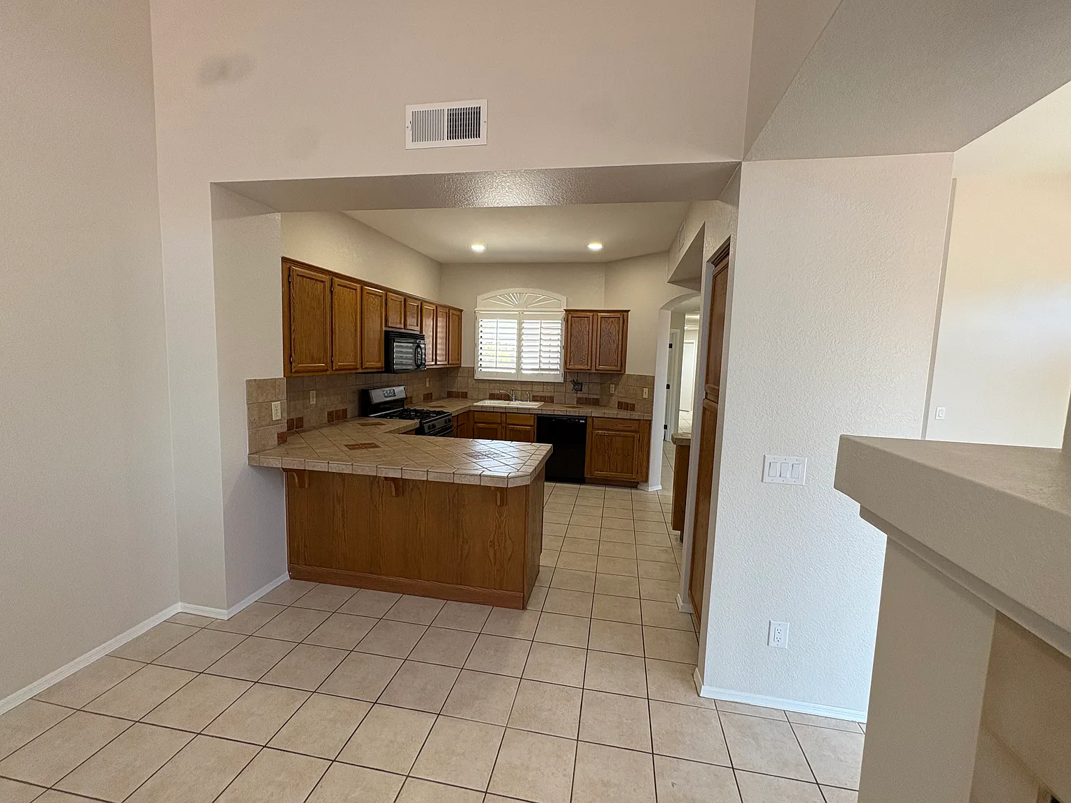 3 bed, 1636 sqft, $3,000 — Photo 4