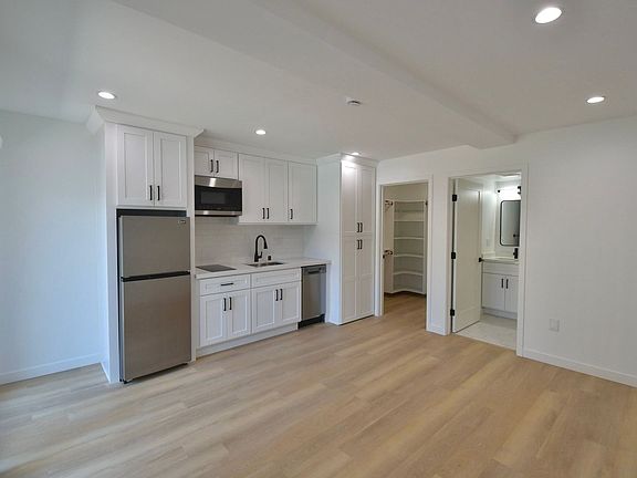 5th image of 7350 Kester Ave #124