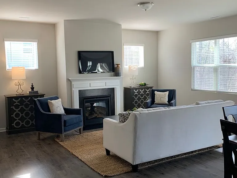 1425 Haltwhistle St — Photo 3