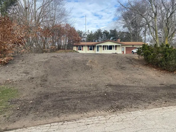 17908 Hiawatha Dr, Spring Lake, MI 49456