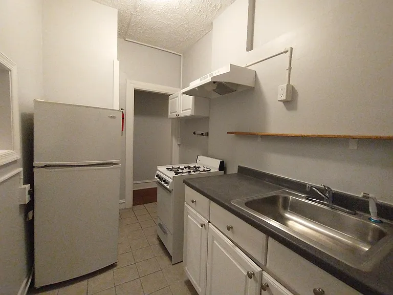 Hampton Court Apartments — Photo 11