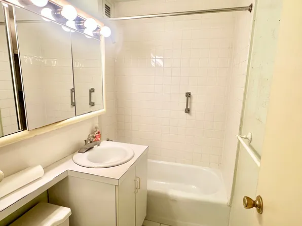 61-20 Grand Cent Parkway image 7 of 11