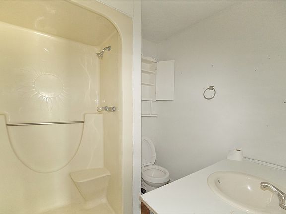 3rd image of 1429 S Elm St