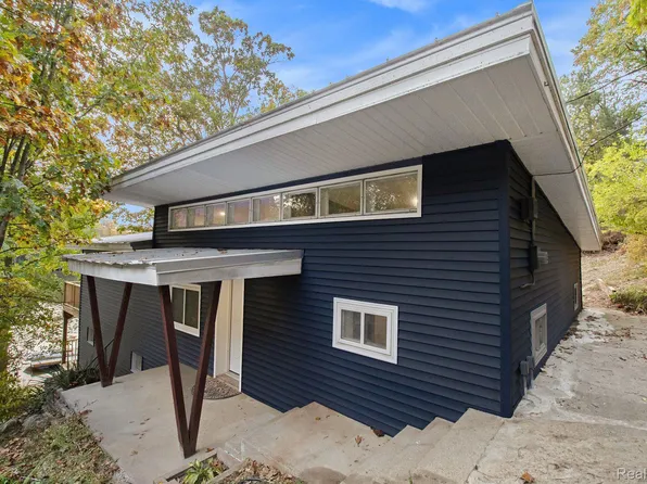 11692 Weiman Dr, Pinckney, MI 48169