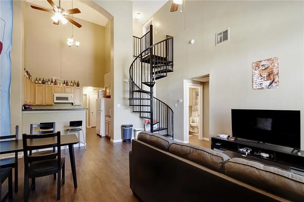 4 bed, 1460 sqft, $2,595 — Photo 3