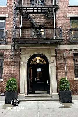 Rented by Coldwell Banker Warburg | media 12