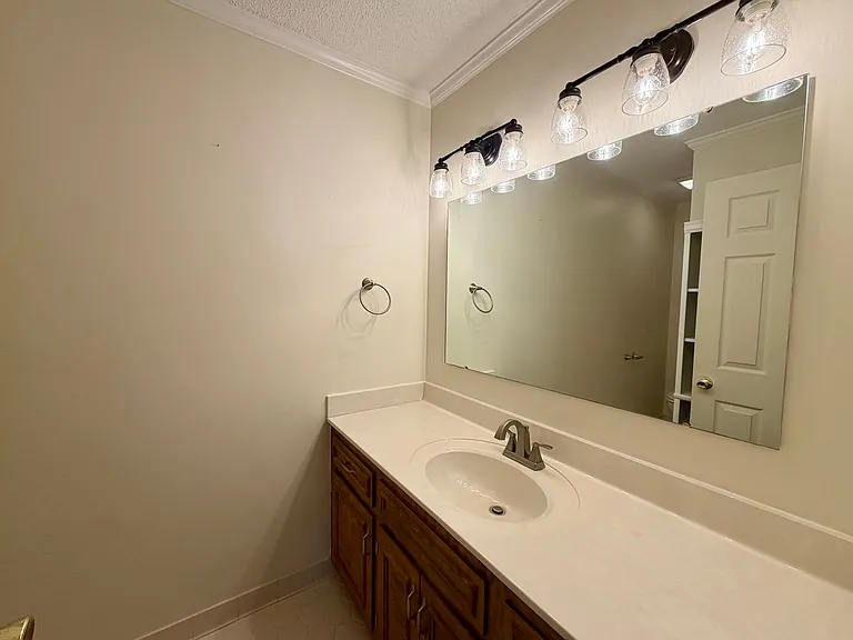 741 Henderson St — Photo 14
