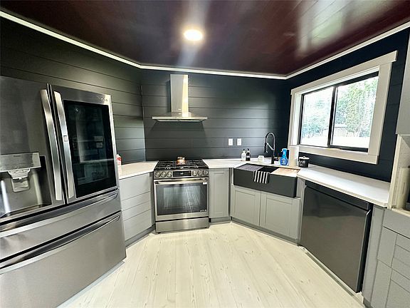 2nd image of 1305 Holiday Ln
