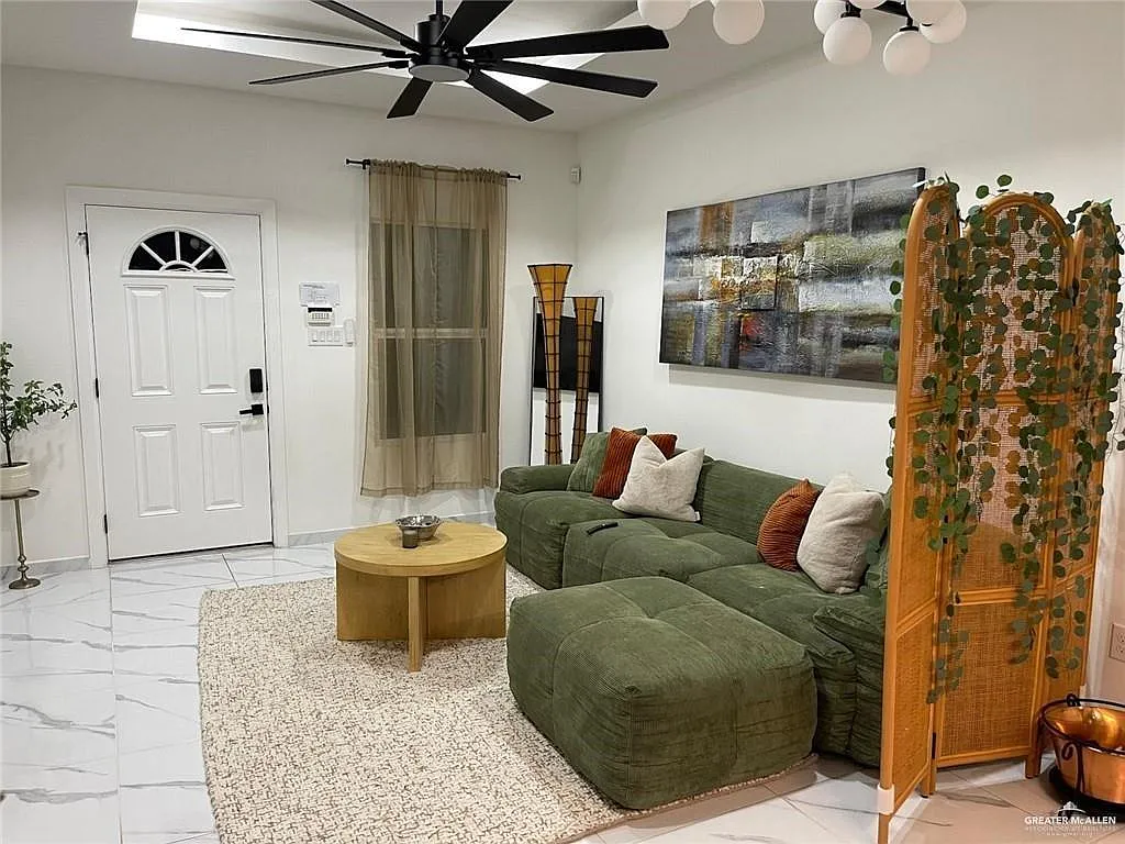 3 bed, 2.0 bath, 1068 sqft, $1,400 — Photo 3