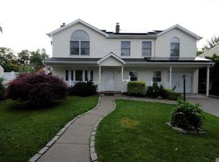 241 Old Farm Rd, Levittown, NY 11756