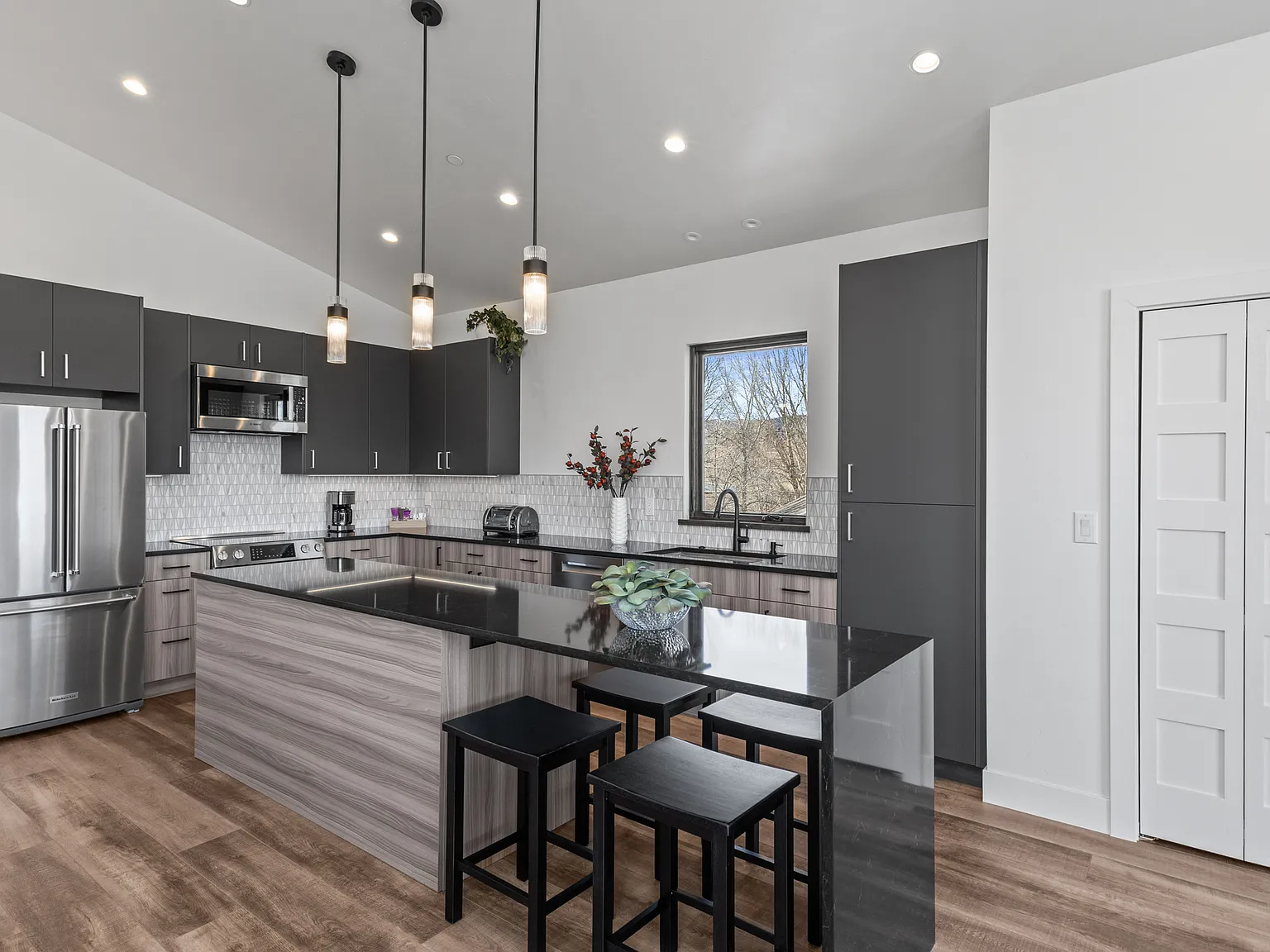 2 bed, 947 sqft, $6,500 — Photo 4