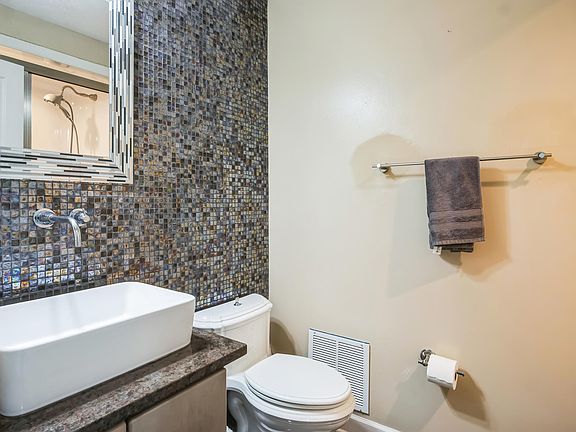 2nd image of 2801 Maple Hollow Ln