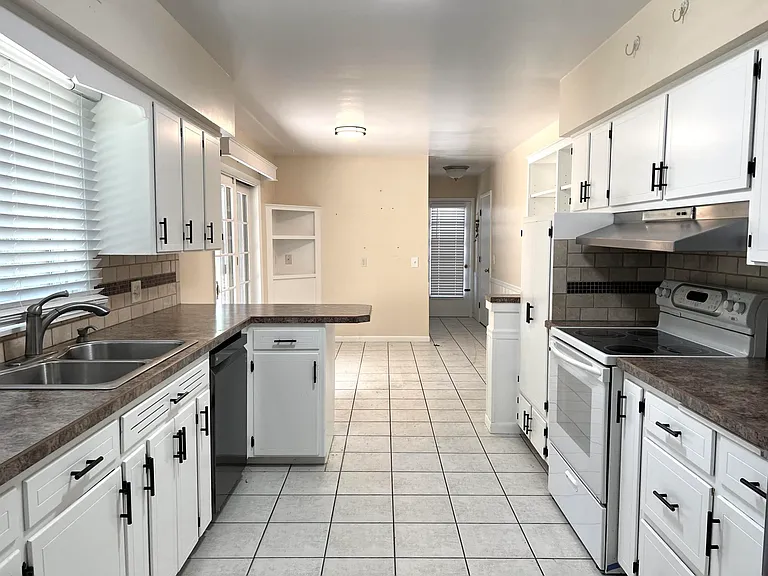 3031 Country Club Dr — Photo 9