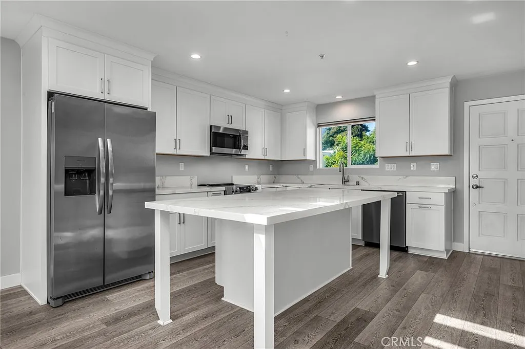 2 bed, 1077 sqft, $5,000 — Photo 3