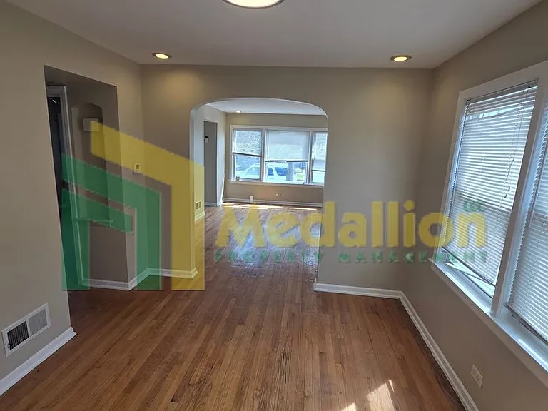 11004 S Eberhart Ave — Photo 17