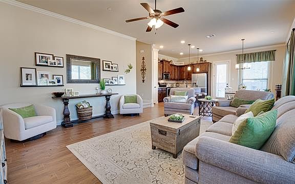 5th image of 301 Featherstone Trl